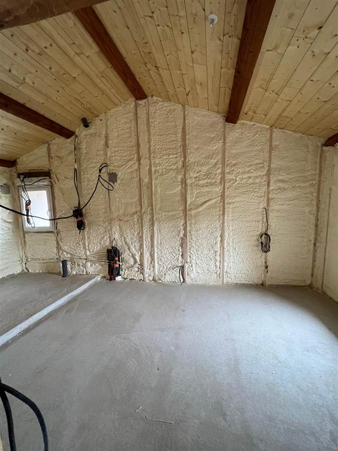 Isolation d'un bâtiment agricole par projection de mousse polyuréthane