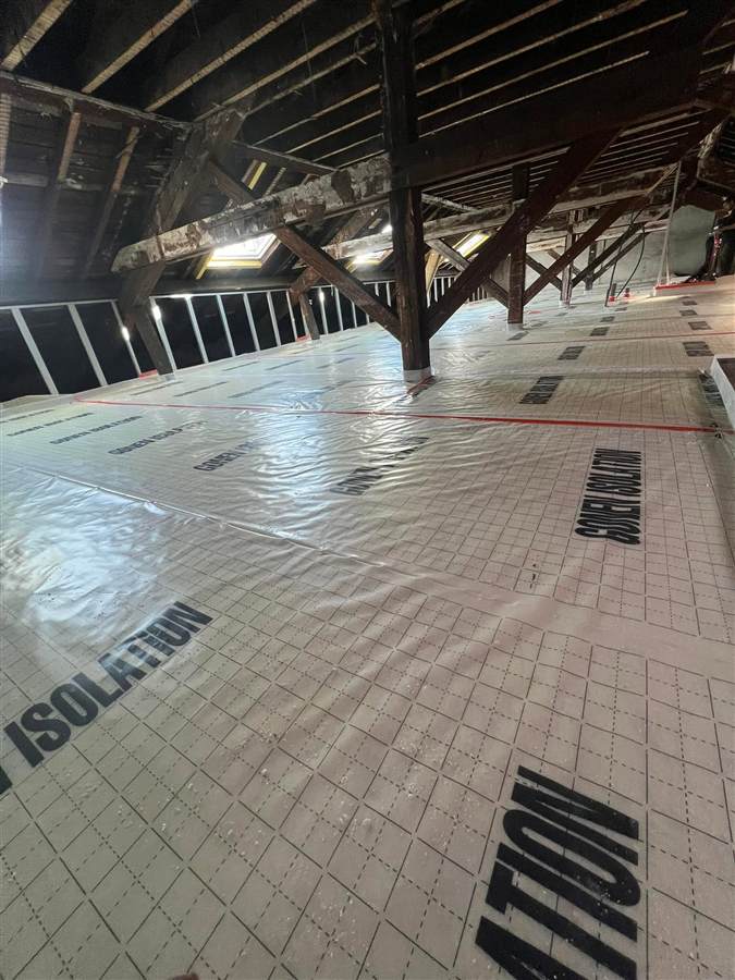 Combles sous charpente bois, plancher isolé à la mousse polyuréthane