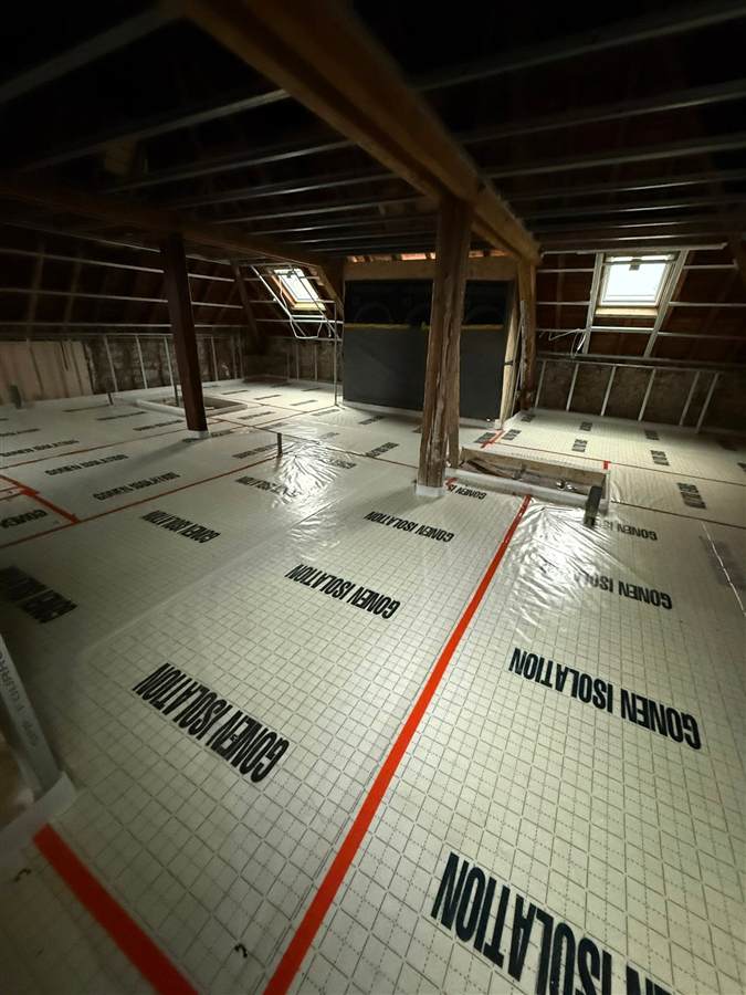 Combles aménagés avec velux, plancher isolé à la mousse polyuréthane