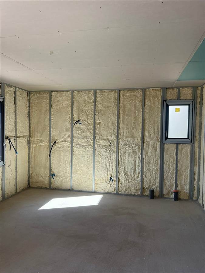 Mur sur ossature métallique isolé par projection de mousse polyuréthane