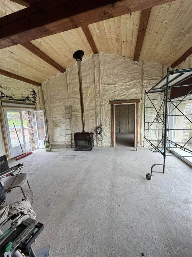 Rénovation d'une maison en pierre : murs et rampants isolés à la mousse