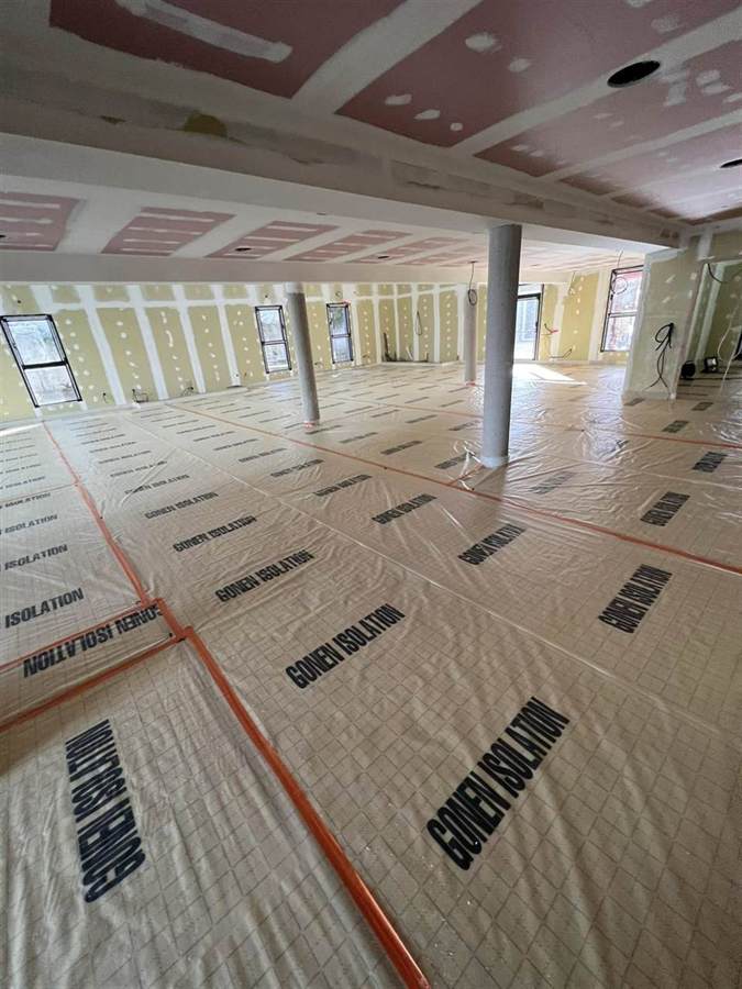 Isolation par projection de mousse polyuréthane dans un grand bâtiment
