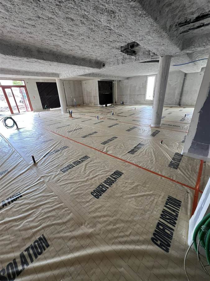 Plancher d'un local commercial grande surface isolé par mousse polyuréthane