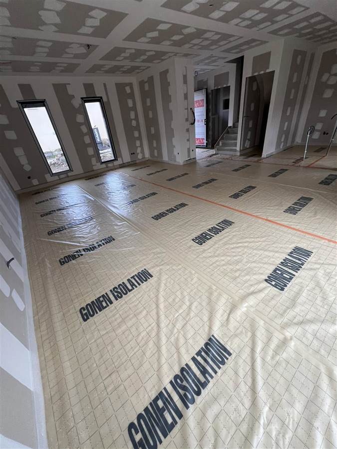 Sol isolé dans un séjour double hauteur, maison neuve
