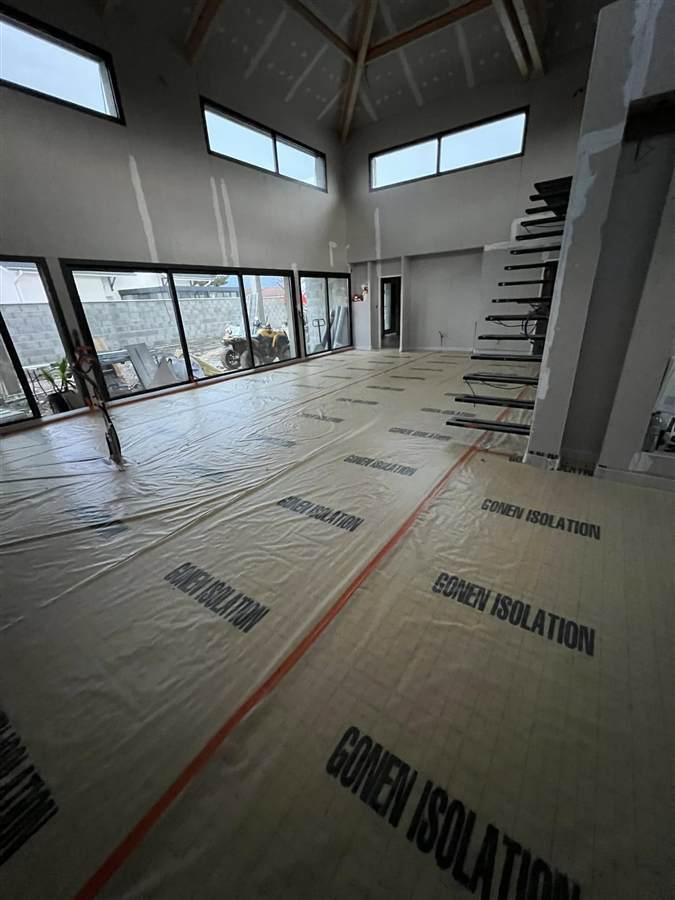Sol isolé dans une maison moderne à grandes baies vitrées