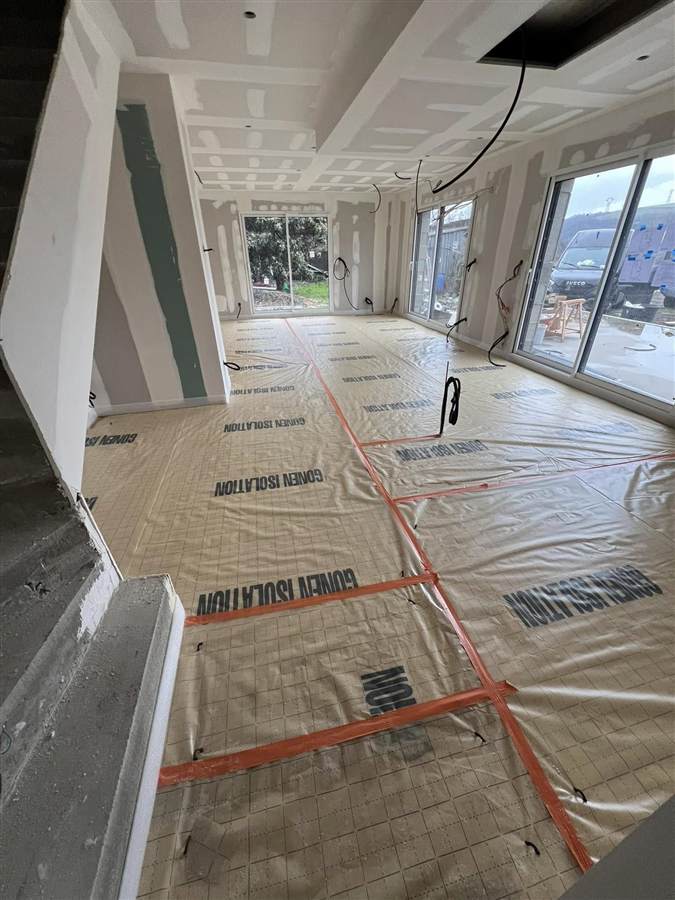 Sol isolé dans une maison neuve, vue sur l'extérieur