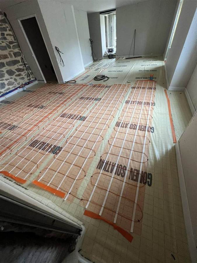 Isolation sous plancher chauffant par mousse polyuréthane en rénovation