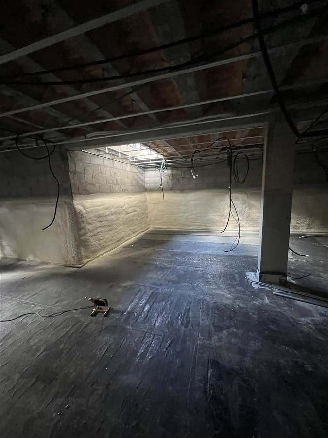 Vide sanitaire : murs en béton isolés à la mousse polyuréthane